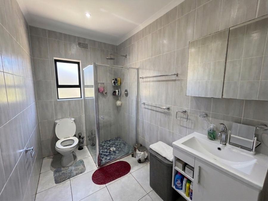 To Let 3 Bedroom Property for Rent in Bothasig Western Cape